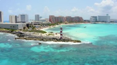 Meksika körfezinin zirvesindeki Punta Cancun Deniz Feneri 'nin hava manzarası..