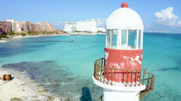 Flygfoto över Punta Cancun fyr på toppen av Mexikanska golfen. — Stockvideo