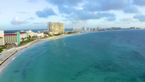 Légi kilátás Cancun, Mexikó bemutató luxus üdülőhelyek és kék türkiz strand. — Stock videók