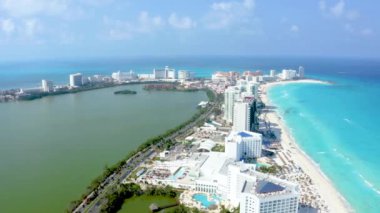 Cancun tatil köyü hava manzaralı. Punta Norte plajı, Cancun, Meksika. Görüntüyü kapat