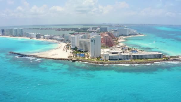 Flygfoto över Cancun, Mexiko visar lyxiga semesterorter och blå turkos strand. — Stockvideo