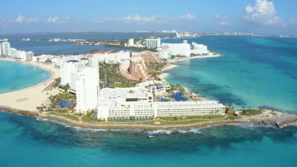 Flygfoto över Cancun, Mexiko visar lyxiga semesterorter och blå turkos strand. — Stockvideo