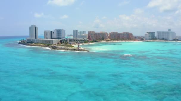 Luchtfoto van Cancun, Mexico toont luxe resorts en blauw turquoise strand. — Stockvideo