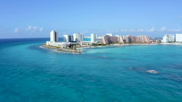 Aerial view of Cancun, Mexico showing luxury resorts and blue turquoise beach. — Stock Video