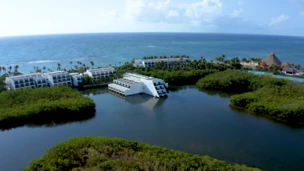 Вид на курорт Канкун с воздуха. Пляж Пунта Норте, Канкун, Мексика. Закрыть вид — стоковое видео