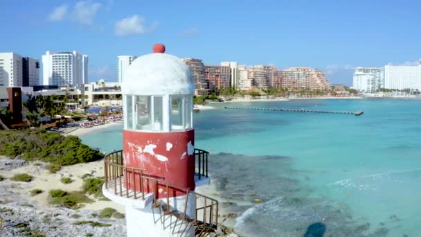Meksika körfezinin zirvesindeki Punta Cancun Deniz Feneri 'nin hava manzarası.. — Stok video