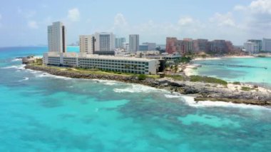 Meksika, Cancun 'daki hava manzarası lüks tatil beldeleri ve mavi turkuaz plajları gösteriyor..