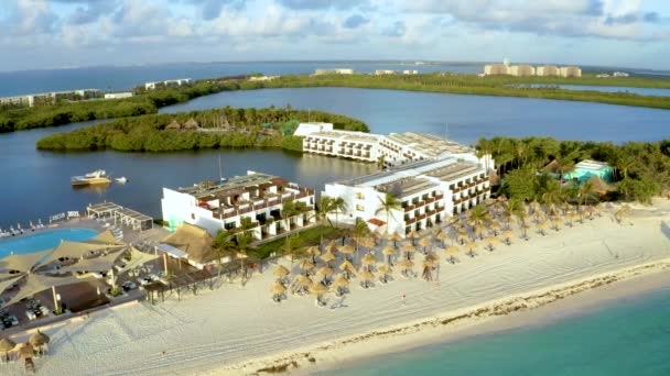 Cancun resort vista aérea. Praia de Punta Norte, Cancún, México. Vista de perto — Vídeo de Stock