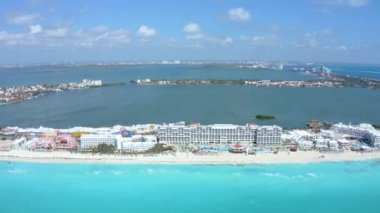 Meksika, Cancun 'daki hava manzarası lüks tatil beldeleri ve mavi turkuaz plajları gösteriyor..