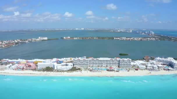 Vue aérienne de Cancun, Mexique montrant des stations de luxe et une plage turquoise bleue. — Video