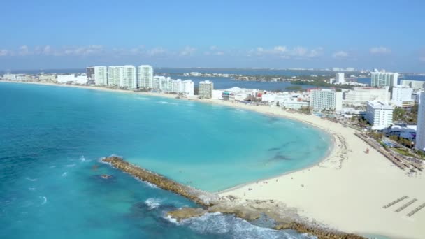 Vista aérea de Cancun, México mostrando resorts de luxo e praia azul-turquesa. — Vídeo de Stock