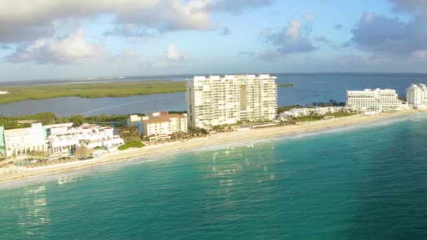 Widok z lotu ptaka na Cancun, Meksyk pokazujący luksusowe kurorty i niebieską turkusową plażę. — Wideo stockowe