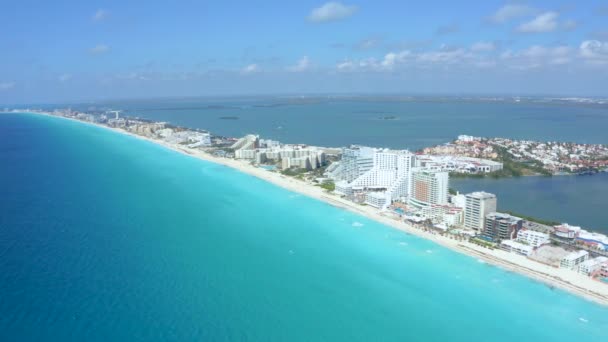 Vista aérea de Cancún, México mostrando resorts de lujo y playa azul turquesa. — Vídeos de Stock