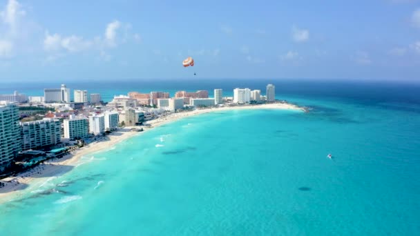 Widok z lotu ptaka na Cancun, Meksyk pokazujący luksusowe kurorty i niebieską turkusową plażę. — Wideo stockowe