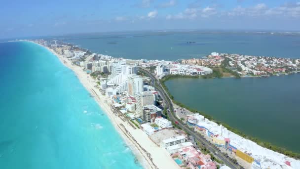 Flygfoto över Cancun, Mexiko visar lyxiga semesterorter och blå turkos strand. — Stockvideo