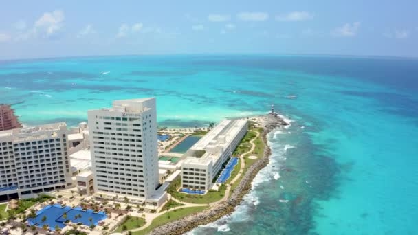 Vista aérea de Cancun, México mostrando resorts de luxo e praia azul-turquesa. — Vídeo de Stock