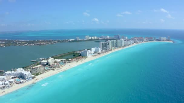 Flygfoto över Cancun, Mexiko visar lyxiga semesterorter och blå turkos strand. — Stockvideo