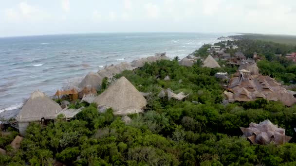Krásný letecký pohled na eko dřevěné domy uprostřed džungle — Stock video