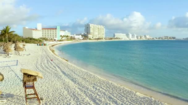 Flyger ner till stranden i Mexiko nära Cancun stad. — Stockvideo