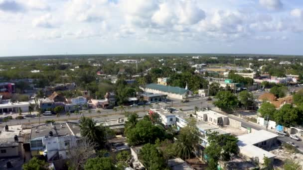 Luftaufnahme der Stadt Tulum von oben. Kleines mexikanisches Dorf — Stockvideo