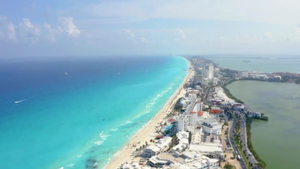 Vacker antenn utsikt över stränderna i Mexiko nära Cancun, Playa Del Carmen — Stockvideo