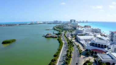 Meksika 'da Cancun, Playa Del Carmen yakınlarındaki plajların güzel hava manzarası. 