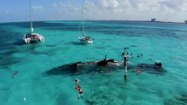 Flygfoto över snorkling i Karibiska havet nära sjunkna fartyget. — Stockvideo