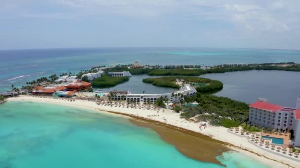 하늘을 날면서 아름다운 카리브해 해변을 바라봄 — 비디오