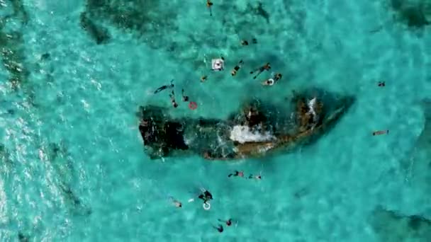 Vista aérea de mergulho no mar do Caribe perto do navio afundado. — Vídeo de Stock