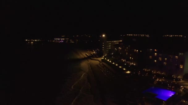 Vista aérea do hotel de luxo à noite pela se — Vídeo de Stock