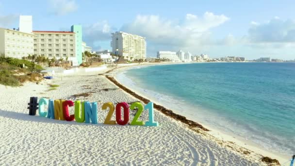 Luchtfoto van de Cancun 2021 bord hashtag op het strand in Mexico. — Stockvideo