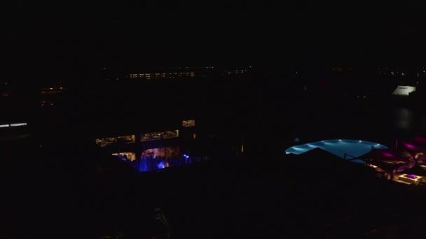 Vista aerea dell'hotel di lusso di notte dal se — Video Stock