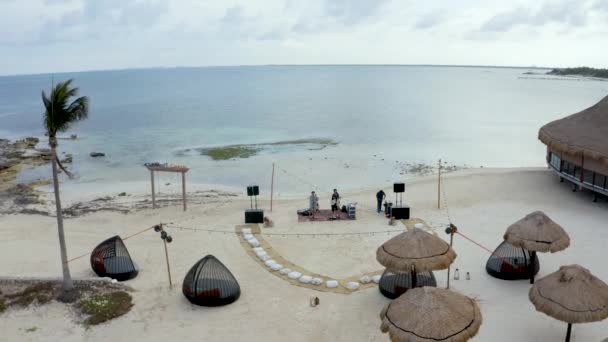 Casal jovem praticando show ao vivo em uma praia junto ao mar do Caribe. — Vídeo de Stock