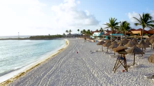 Vliegen over het strand in Mexico bij Cancun stad. — Stockvideo