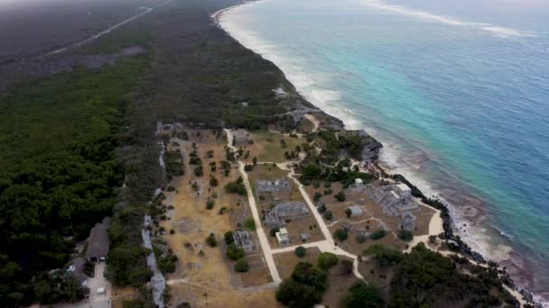 Luftaufnahme der Maya-Ruinen von Tulum an der tropischen Küste. Tempel von El Castillo — Stockvideo