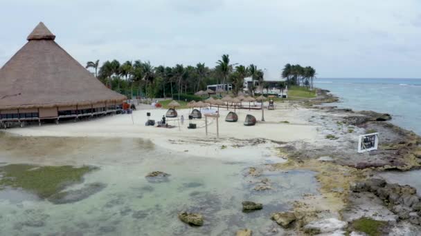 Pareja joven practicando concierto en vivo en una playa junto al mar Caribe. — Vídeos de Stock