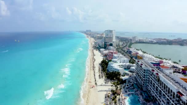 Piękny widok z lotu ptaka na plaże w Meksyku w pobliżu Cancun, Playa Del Carmen — Wideo stockowe