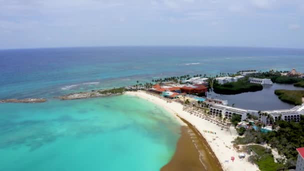 Vista aérea de la playa de una maravillosa playa del Caribe — Vídeos de Stock