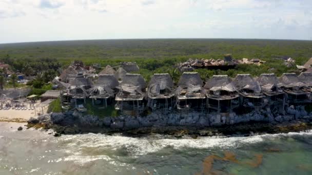 Letecký pohled na luxusní hotel Azulik v Tulum. — Stock video