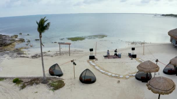 Młoda para ćwiczy koncert na żywo na plaży nad Morzem Karaibskim. — Wideo stockowe