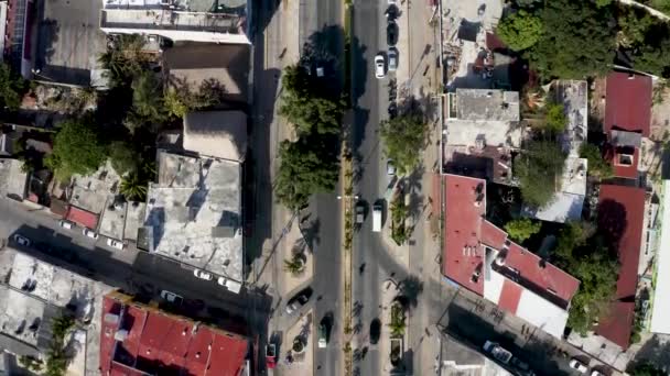 Luchtfoto van de stad Tulum van bovenaf. Klein Mexicaans dorp — Stockvideo