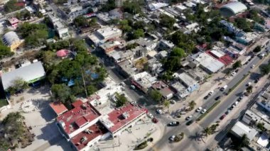 Tulum kasabasının yukarıdan görünüşü. Küçük Meksika köyü