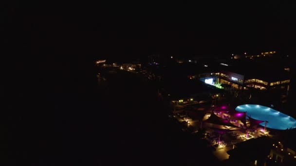 밤에 럭셔리 호텔을 공중에서 보는 장면 — 비디오