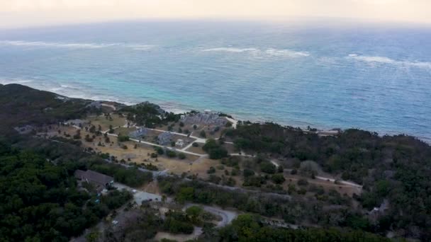 Luchtfoto van de Maya ruïnes van Tulum aan de tropische kust. Tempel van El Castillo — Stockvideo