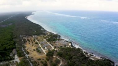 Tropikal sahildeki Tulum 'un Maya harabelerinin havadan görünüşü. Cennet kumsalındaki El Castillo Tapınağı. Tulum 'un Maya kalıntıları, Quintana Roo, Meksika.