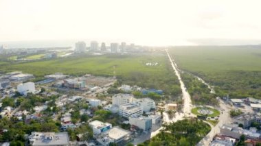 Cancun 'daki şehir merkezinin havadan görüntüsü. Meksika 'daki şehir merkezi, Cancun. Ufukta birçok lüks otel görünüyor..