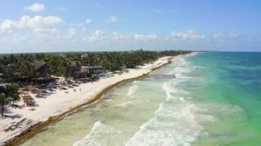 Sahildeki Tulum sahili üzerinde sihirli bir Karayip denizi ve sahil kenarındaki küçük kulübelerle uçuyor. Güzel Tulum doğası. Meksika 'nın havadan görünüşü.