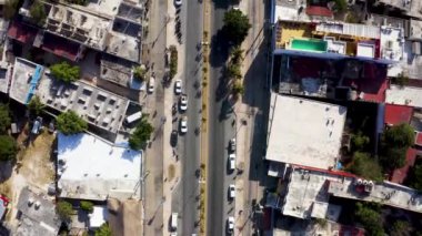 Yoldan geçen arabalarla cadde kavşağının hava görüntüsü. Trafik kavramı.