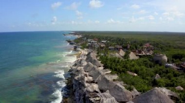 Tulum, Meksika. 15 Mayıs 2021. Tulum 'daki Azulik otelinin hava manzarası. Deniz kıyısındaki ormandaki eko ahşap evlerin güzel manzarası..