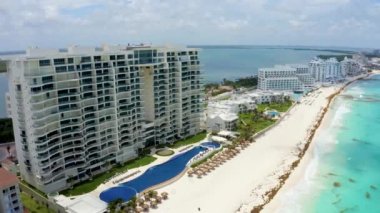 Cancun, Meksika 'da harika bir Karayip plajı ve lüks otellerin havadan manzarası. Cancun üzerinde uçarken.